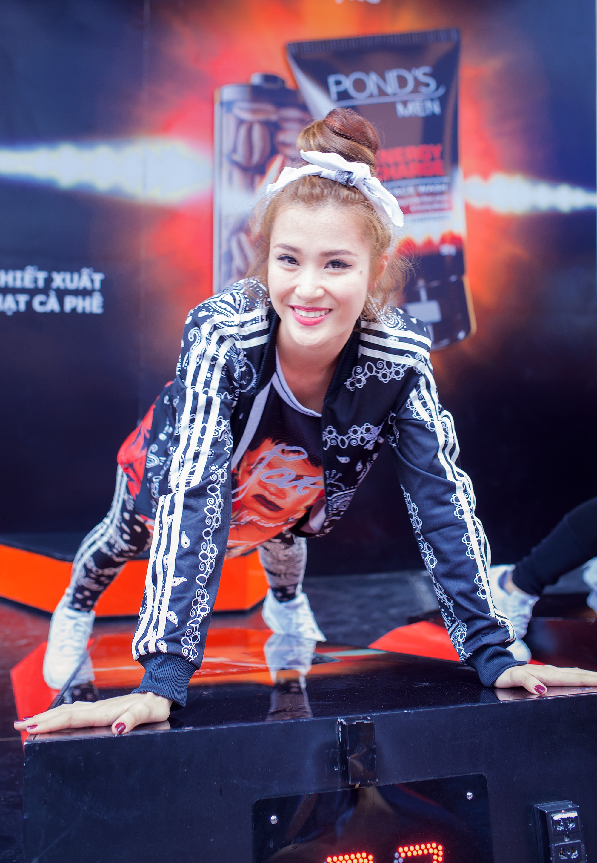 Đông Nhi cũng thích thú trải nghiệm thử thách hít đất của chương trình.