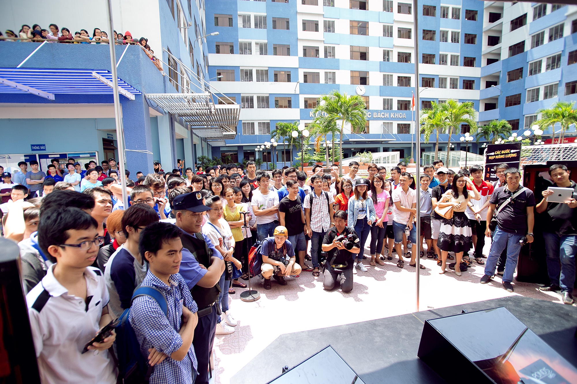 Rất đông người đã đến xem và cổ vũ cho hai ca sĩ điển trai. Ngoài chứng kiến màn đọ sức, các bạn trẻ còn hào hứng, bất ngờ khi Phạm Anh Khoa chia sẻ bí quyết nạp năng lượng cho da bằng Pond’s Men có chiết xuất từ hạt cà phê. 