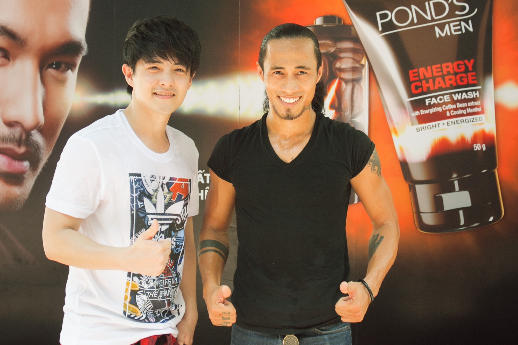 Ca sĩ Phạm Anh Khoa và Ông Cao Thắng vừa có cuộc đọ sức ở ký túc xá Đại học Bách Khoa TP.HCM.  