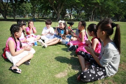 Bảo An được bố mẹ giúp duy trì chế độ sinh hoạt điều độ nên luôn vui tươi, khỏe mạnh.