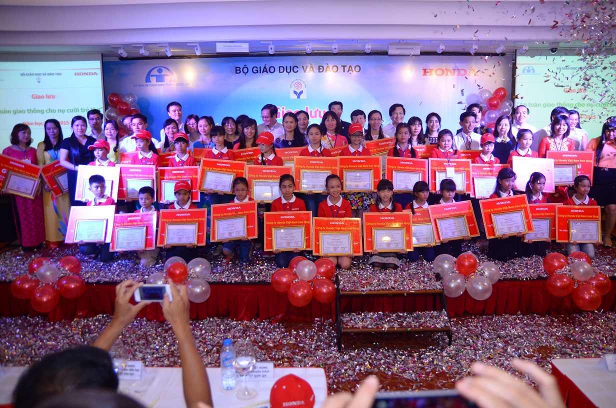 Các vị đại biểu chụp hình lưu niệm với 12 giáo viên và 24 học sinh.