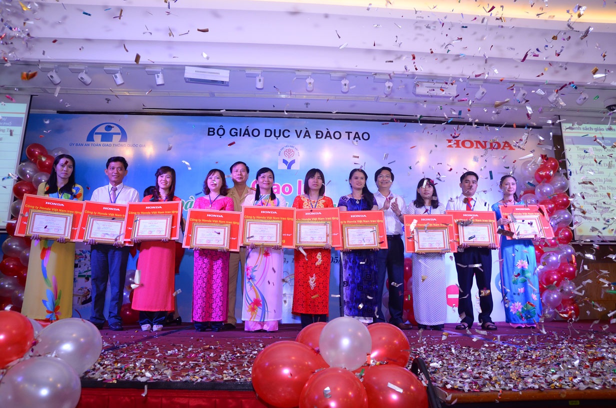 Đại tá Phạm Minh Tuấn - Phó cục trưởng Cục Cảnh sát Giao thông và ông Nguyễn Đức Hữu - Phó vụ trưởng Vụ Giáo dục Tiểu học, Bộ Giáo dục và Đào tạo trao giải nhất cho 10 giáo viên xuất sắc.