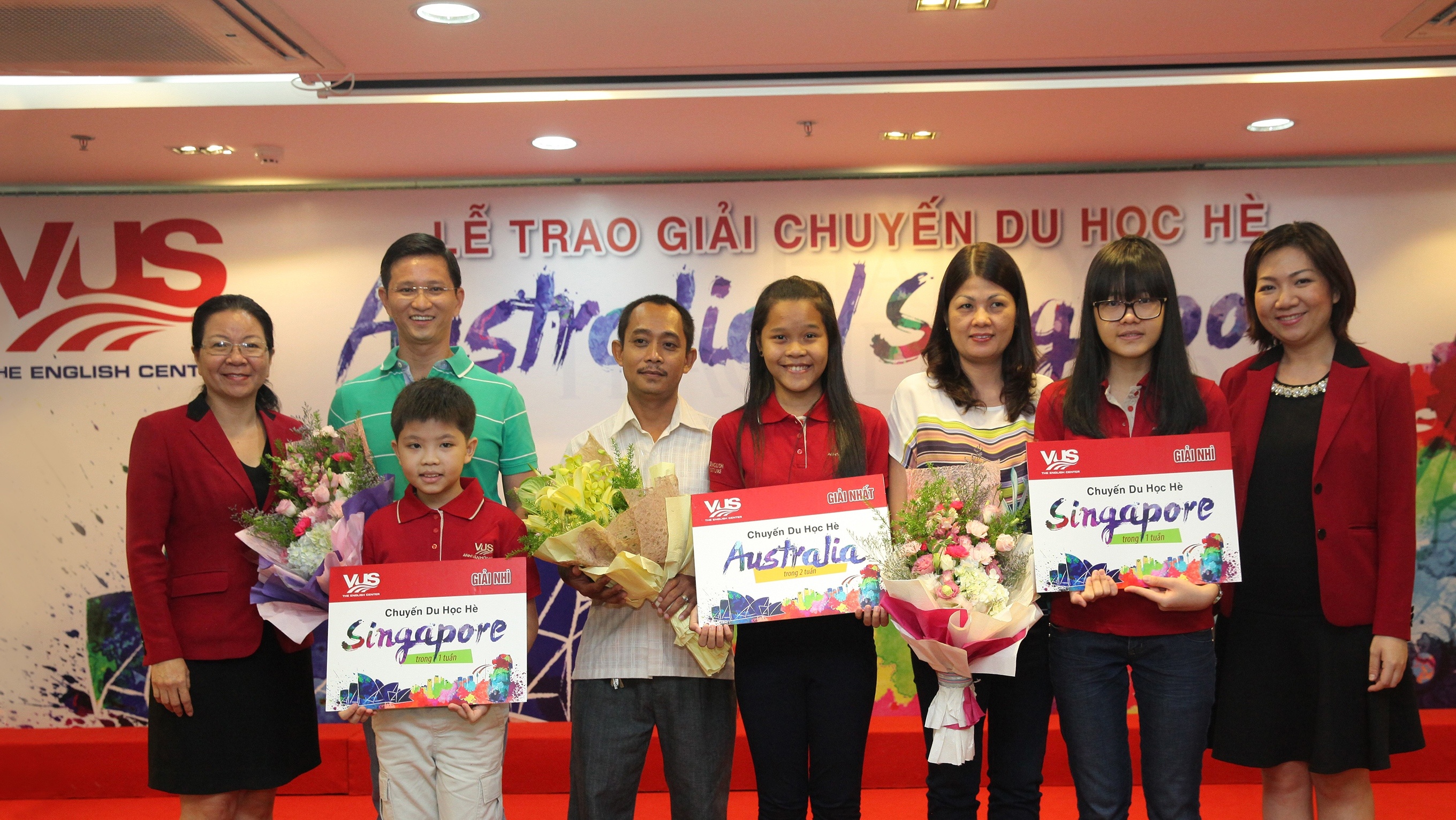 Đại diện VUS trao giải và chúc mừng học viên cùng phụ huynh.