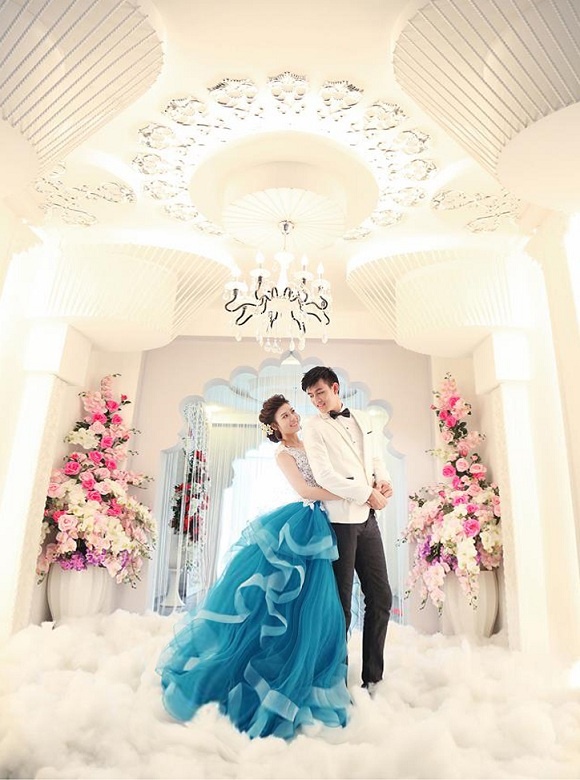 Cặp đôi bồng bềnh như trong thế giới cổ tích với sắc màu hiện đại tại phim trường