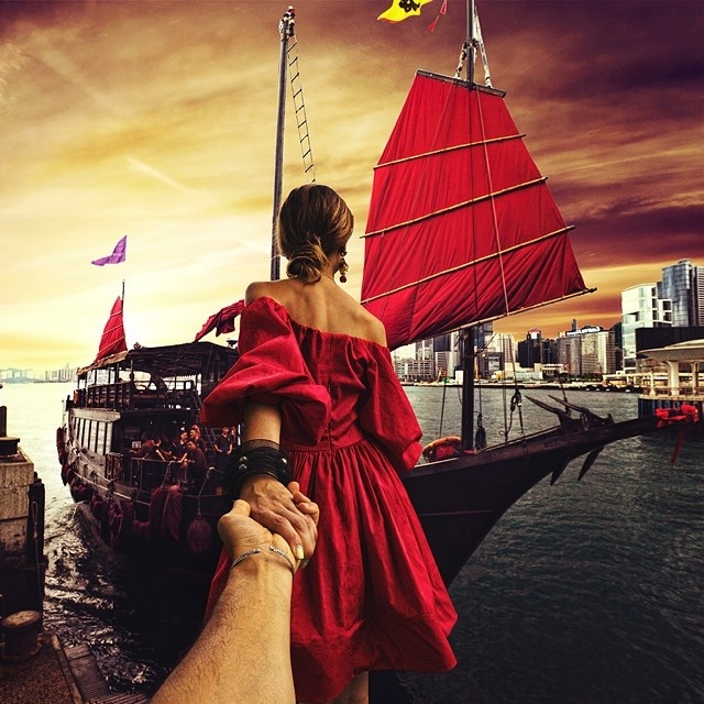 Follow me xuất phát từ bộ ảnh kỷ niệm trong những chuyến du lịch của đôi bạn trẻ người Nga.