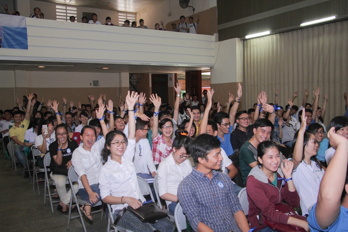 Các bạn sinh viên hăng hái thể hiện cam kết tiết kiệm nước.