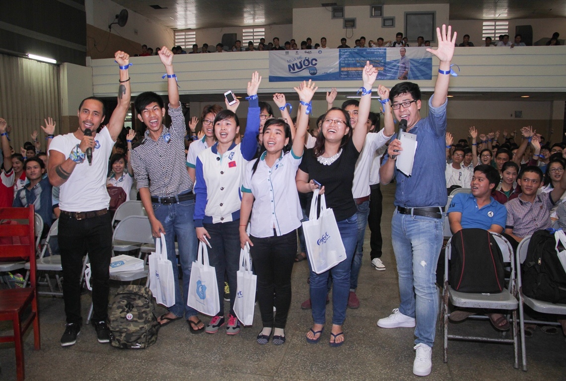 Sinh viên ĐH Sư phạm Kỹ thuật TP HCM cùng ca sĩ Phạm Anh Khoa kêu gọi các bạn trẻ cùng chung tay hành động.