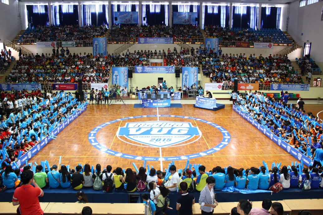 Hơn 2000 sinh viên phủ kín các khán đài trong mỗi trận đấu bóng đá và nhảy đối kháng.