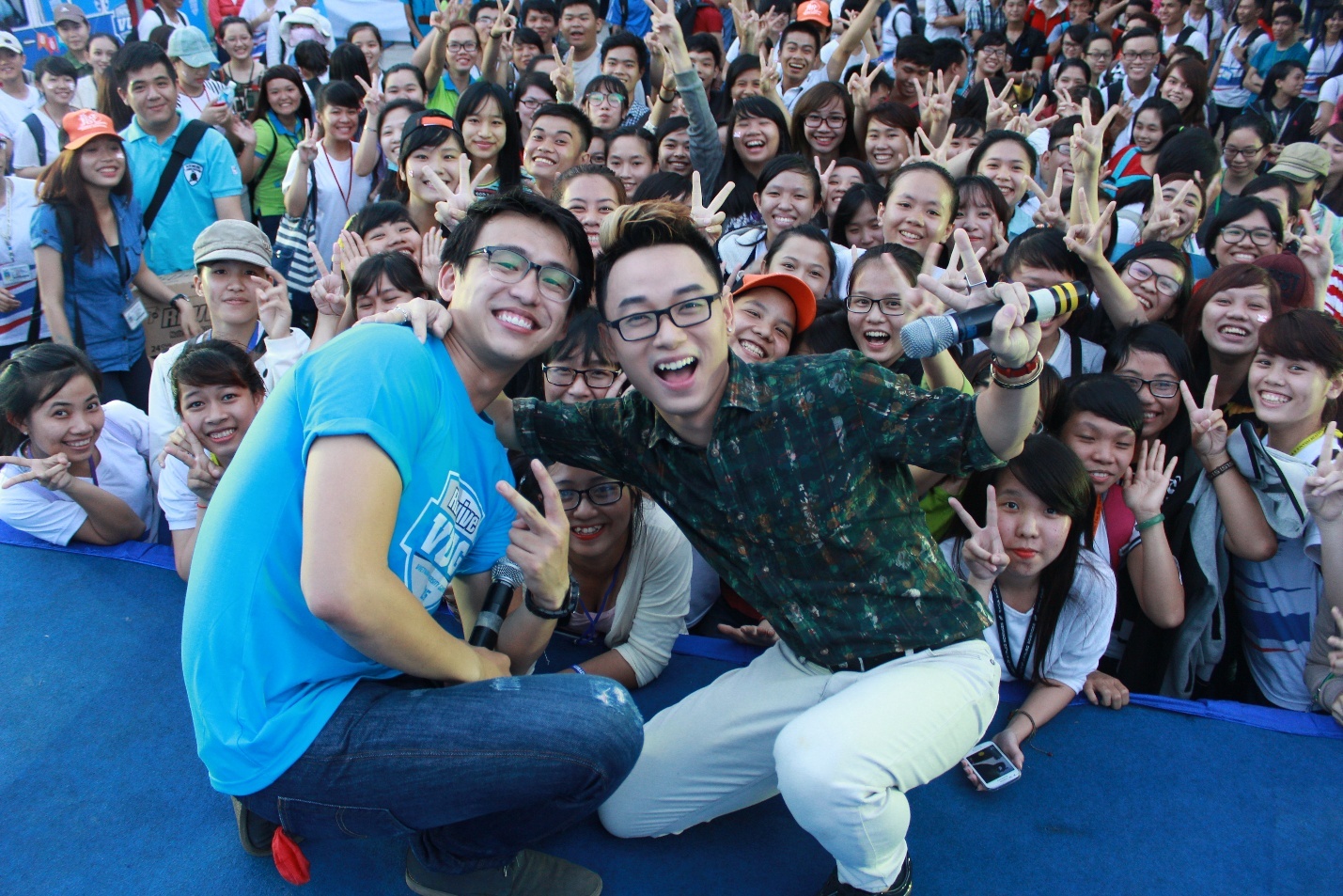 Ca sĩ Trúc Nhânvà VJ Quang Bảo cùng chụp hình với các bạn sinh viên.