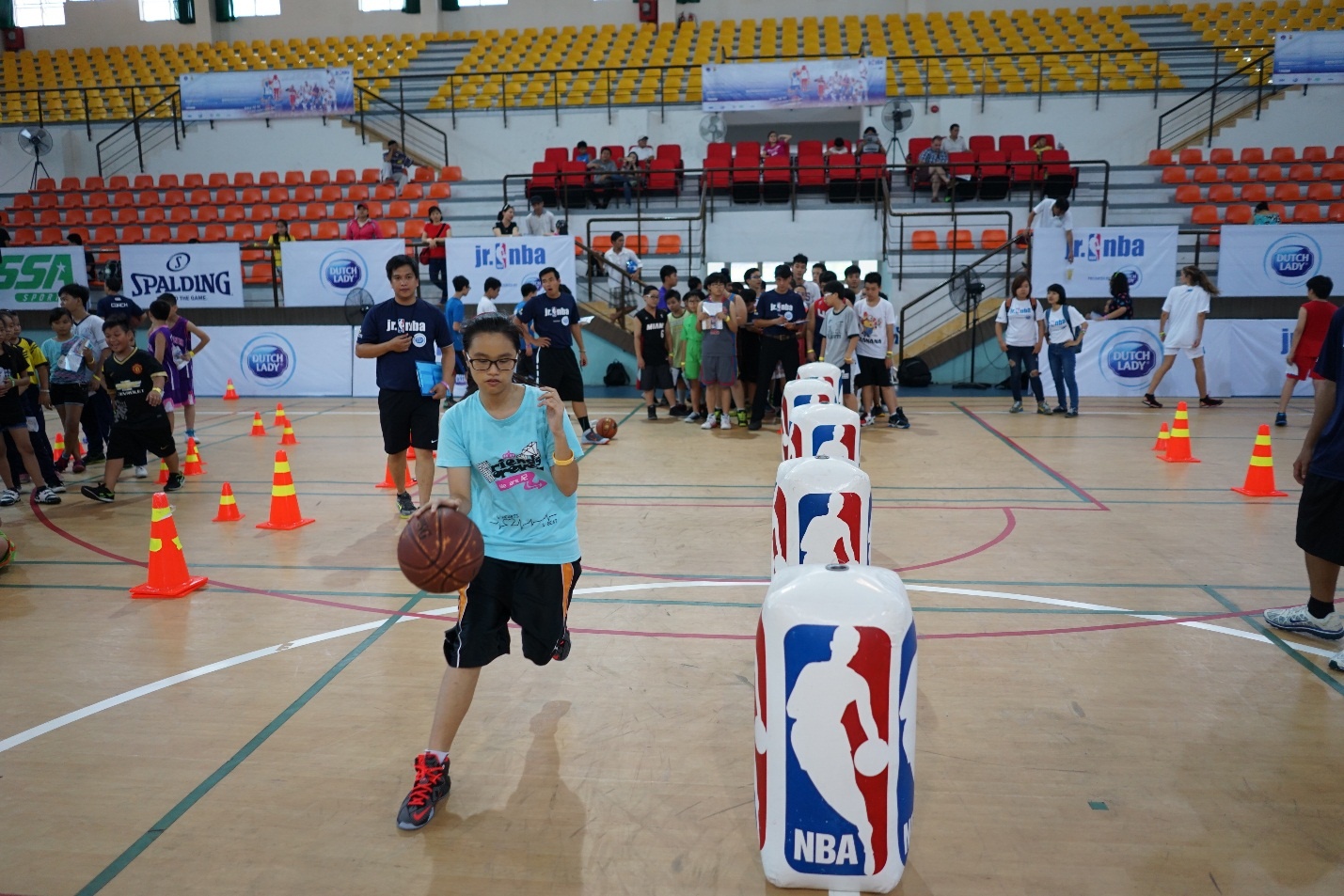 700 hoc sinh tham gia ung tuyen doi bong ro Jr. NBA hinh anh