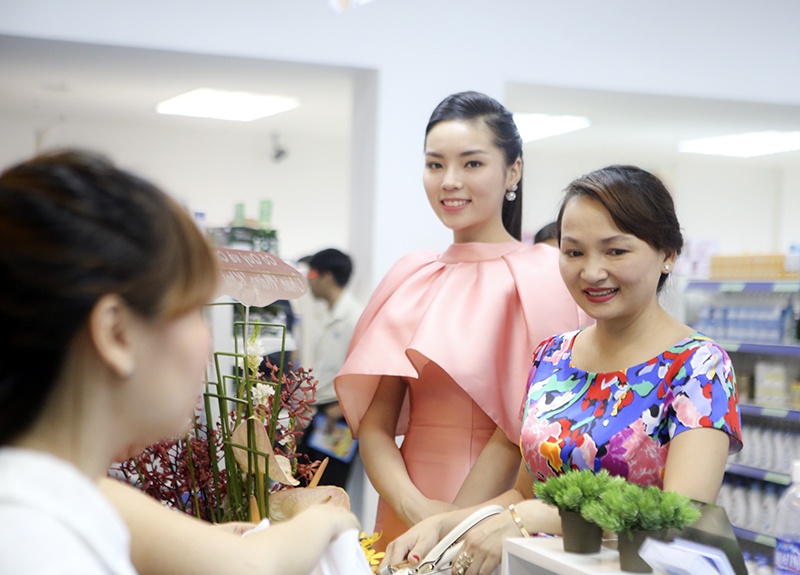 Hoa hau Ky Duyen rang ro mua sam cung me hinh anh