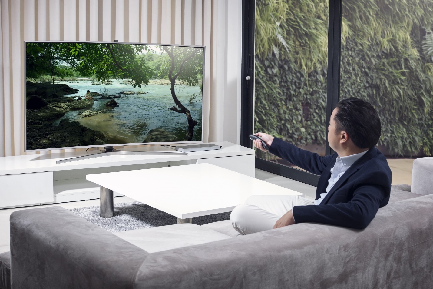 Victor Vũ duyệt lại phim Thuyền lá trên tivi Samsung SUHD để đảm bảo khán giả có thể cảm nhận trọn vẹn ý tưởng.