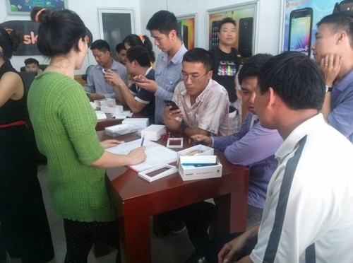 Cửa hàng mất điện nhưng khách cũng vẫn rất đông…