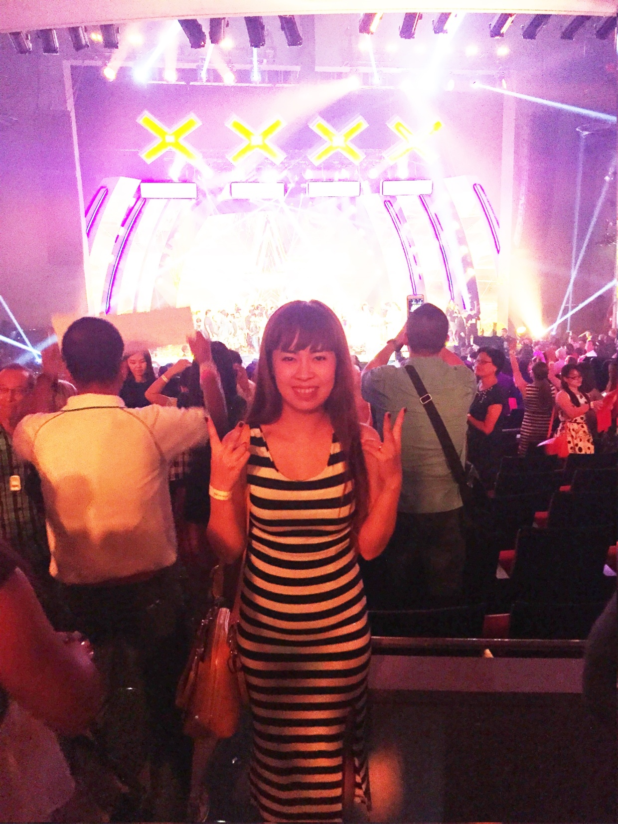 Chị Thu Vân hào hứng trong đêm Gala AGT 2015.