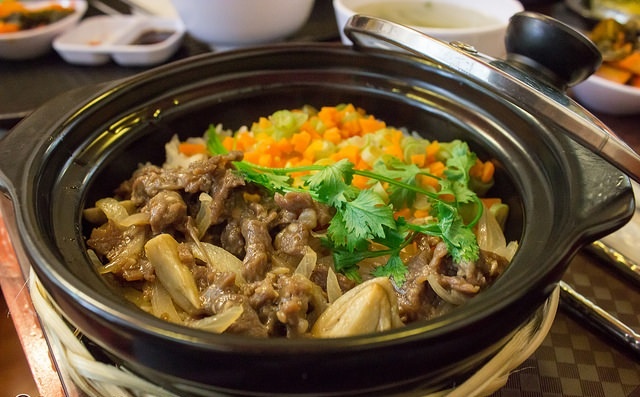 Com nieu Singapore chay vang gion rum hinh anh