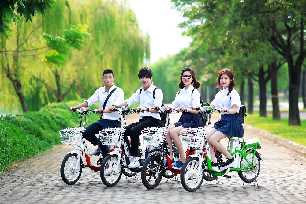 Phu huynh tap nap mua xe dien vi nang nong gay gat hinh anh