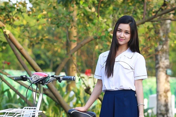 Phu huynh tap nap mua xe dap dien cho con khi vua nghi he hinh anh