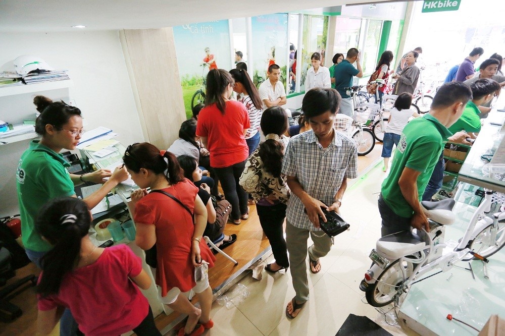 Nhận thấy đây là cơ hội hiếm có để có thể sở hữu xe đạp điện chạy pin với giá chỉ bằng ắc quy nên nhiều bậc phụ huynh đổ xô đến mua xe cho con ngay thời điểm con vừa thi xong học kỳ.