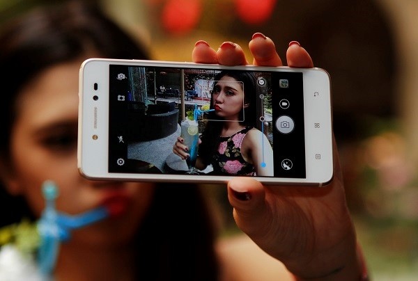 Lenovo S90 được trang bị màn hình 5-inch Super AMOLED cho chất lượng hiển thị sắc nét.