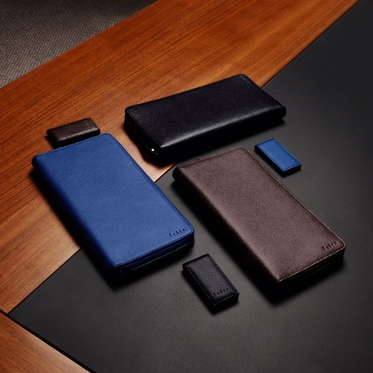 Bộ sưu tập ví dài và kẹp tiền (money clip) trong những tông màu lịch lãm sẽ làm hài lòng các chàng trai sành điệu.