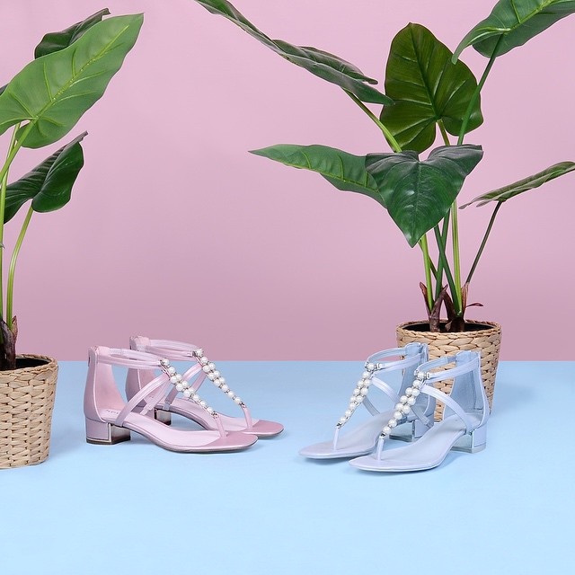 Gợi ý đầu tiên cho các cô gái là tông màu pastel nhẹ nhàng và tươi trẻ của những đôi sandal đính hạt điệu đà.