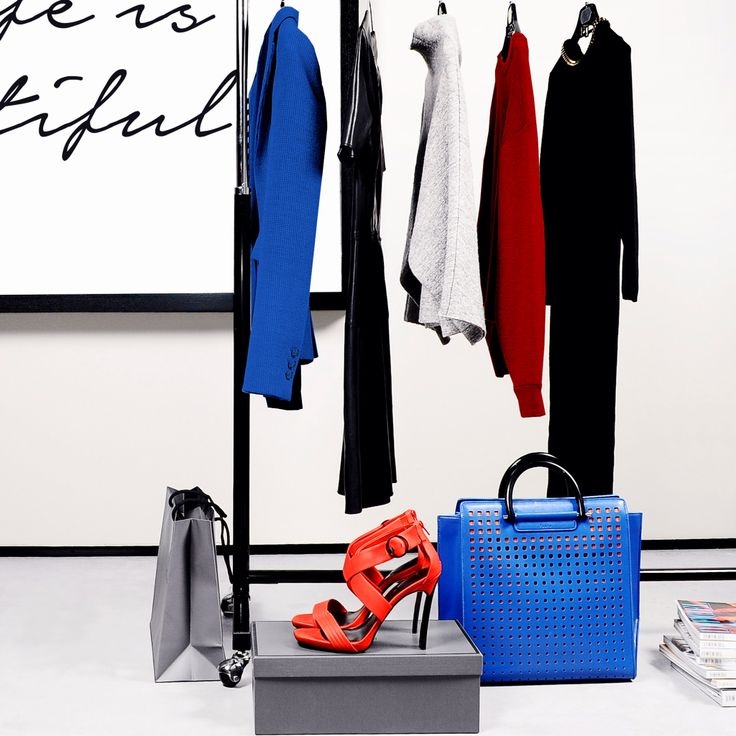 Một đôi sandal quai đan chéo sành điệu trong gam màu cam hút mắt và túi tote đục lỗ màu xanh cobalt thời thượng sẽ rất phù hợp với nàng hiện đại và sành điệu.