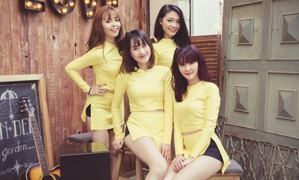 4 cô nàng xinh đẹp nhóm YounQ tại sao xuất hiện trong clip cover của Happy Polla?