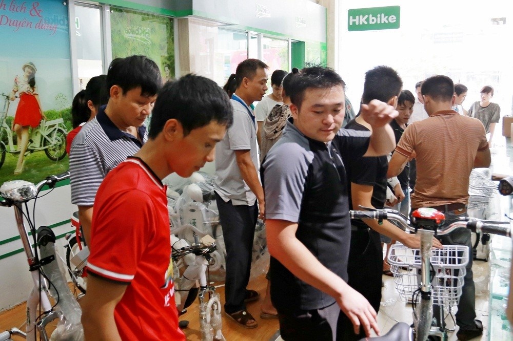 Mỗi ngày cửa hàng đón hàng chục lượt khách đến mua, rất nhiều cuộc gọi đến số hotline.