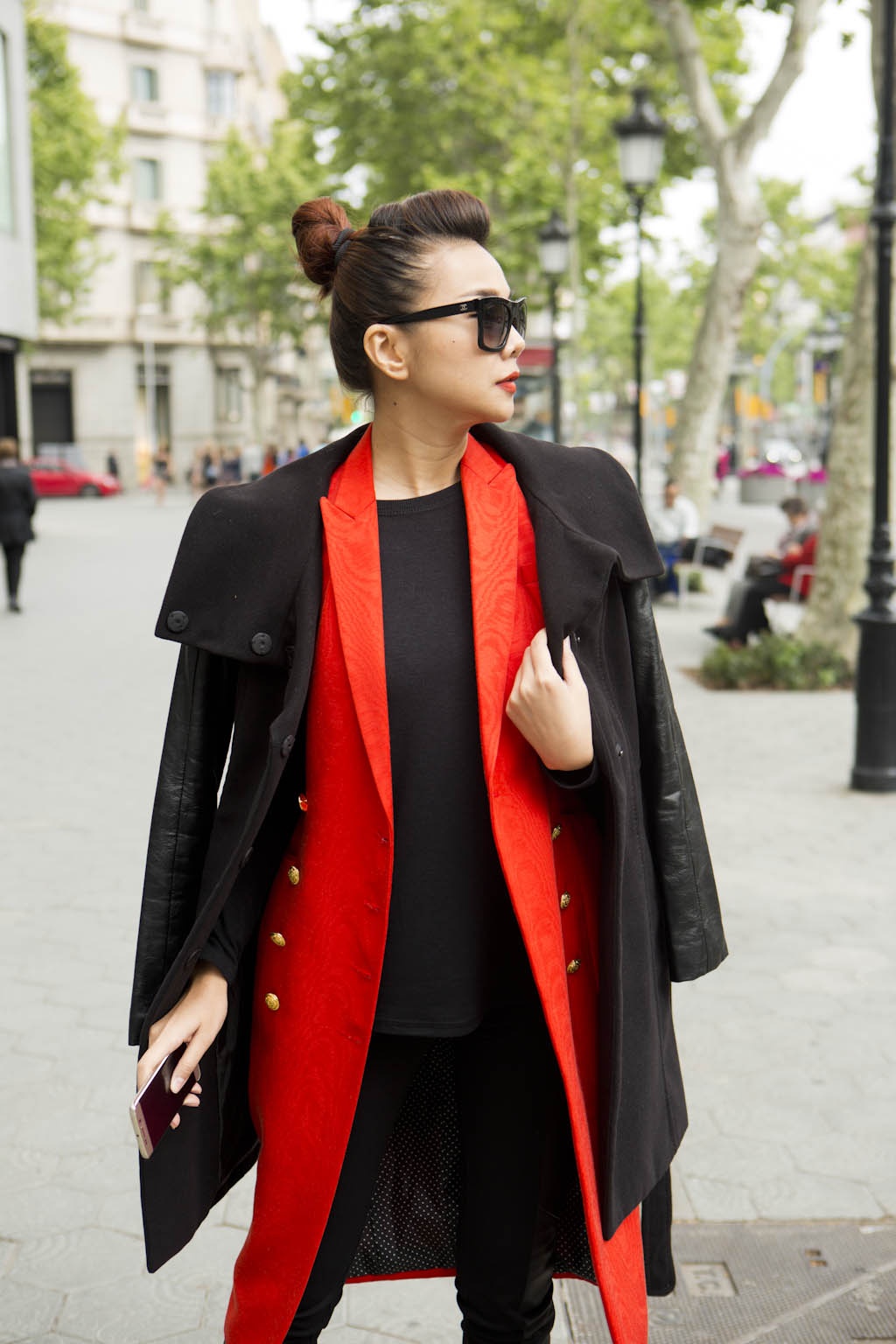 Chọn hai tông màu đỏ, đen chủ đạo, siêu mẫu khéo léo kết hợp áo thun, áo khoác ngoài cùng quần legging phối da đầy quyến rũ. 