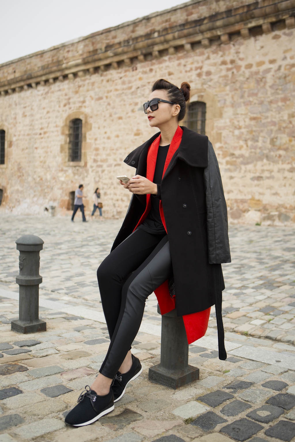   Đôi giày thể thao khỏe khoắn giúp cô thêm năng động và cá tính khi dạo bước trên những đường phố châu Âu.