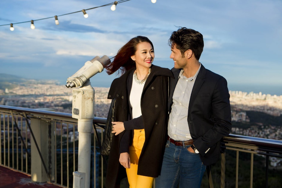 Thanh Hang khoe street style cuc chat tren duong pho chau Au hinh anh