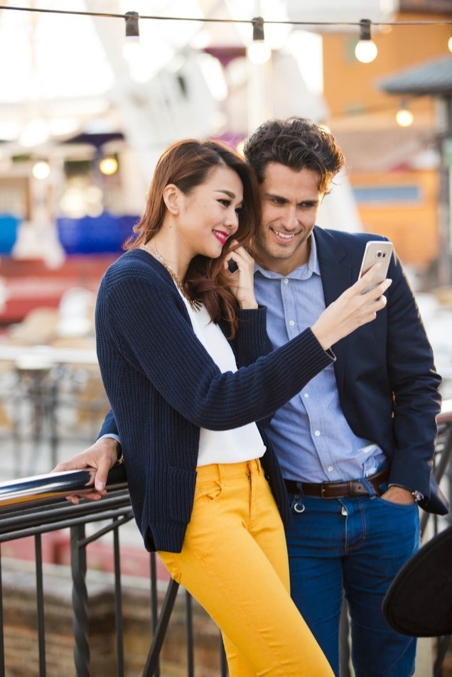    Những lúc nghỉ ngơi, người đẹp tranh thủ dùng điện thoại ghi lại kỷ niệm cùng bạn diễn nước ngoài.