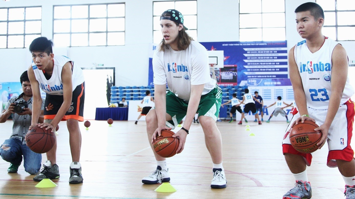 Sự xuất hiện của ngôi sao bóng rổ NBA Kelly Olynyk tại Jr. NBA 2014 đã giúp giới trẻ Việt Nam có cơ hội tiếp cận môi trường bóng rổ quốc tế