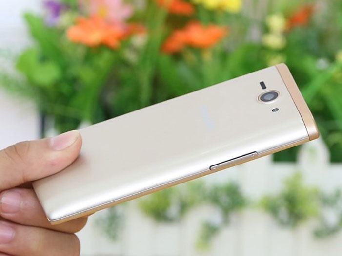 Cả 2 phiên bản đều có ốp lưng làm bằng nhựa sần.