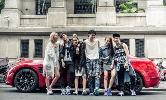 Thoi trang duong pho an tuong voi sneakers hinh anh