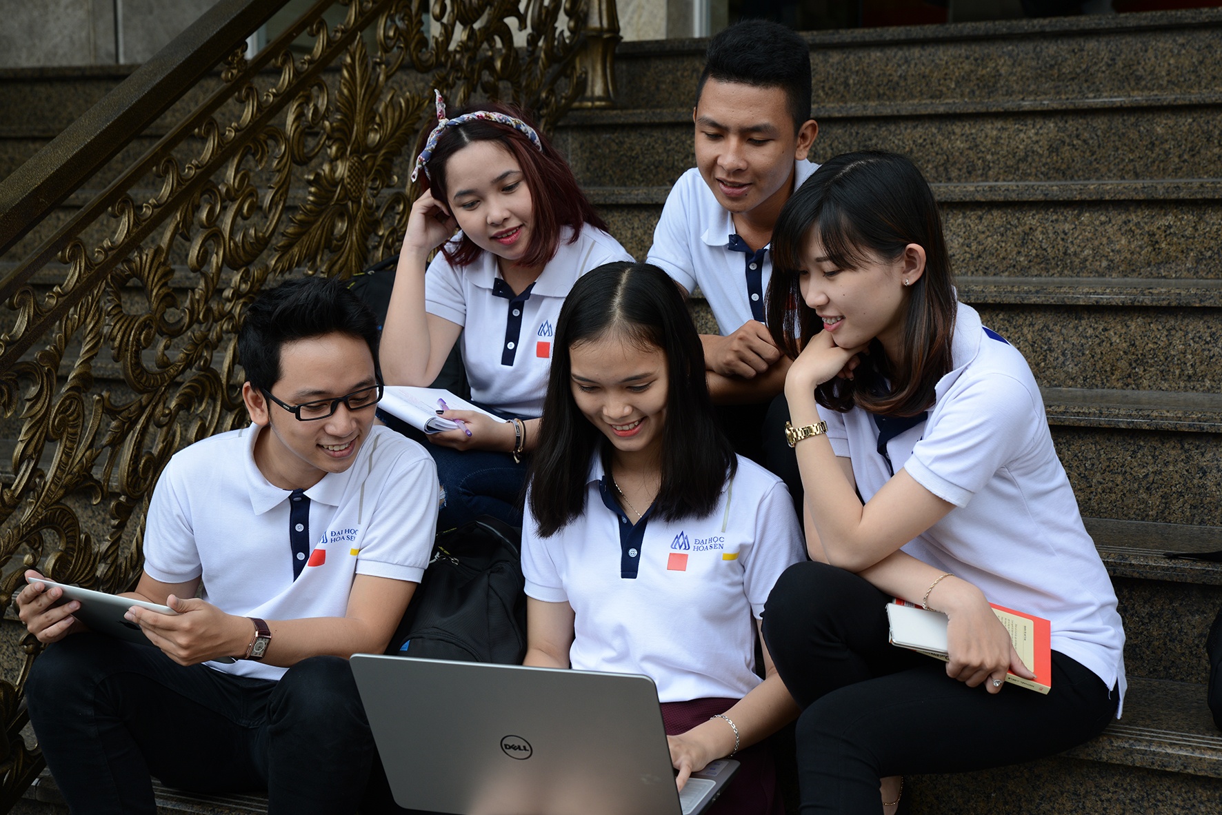 Sinh viên ĐH Hoa Sen thảo luận nhóm sau giờ học trên lớp.