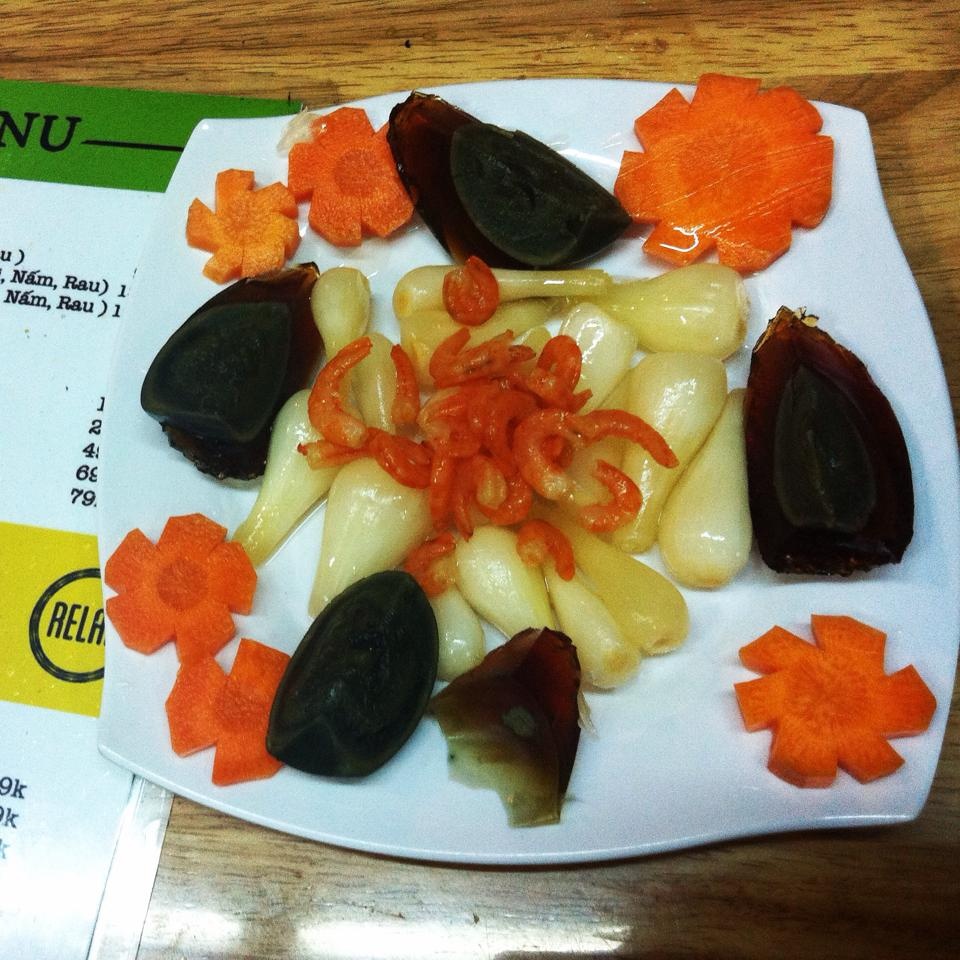 Món trứng bắc thảo củ kiệu tôm khô thích hợp để khai vị.