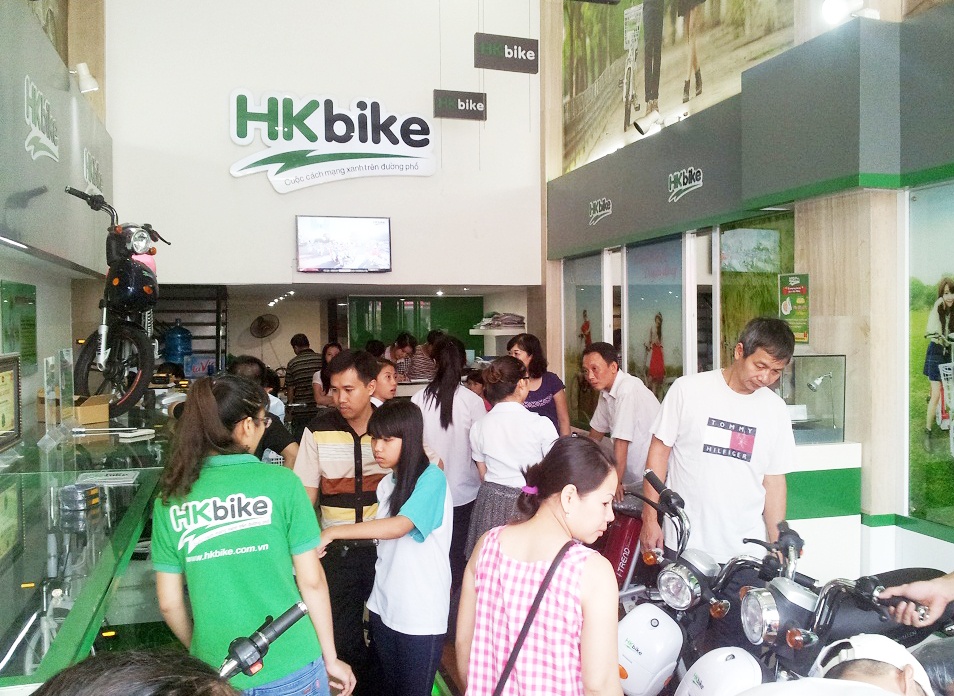 Phu huynh dua nhau chon mua xe dien cho con khi vao he hinh anh