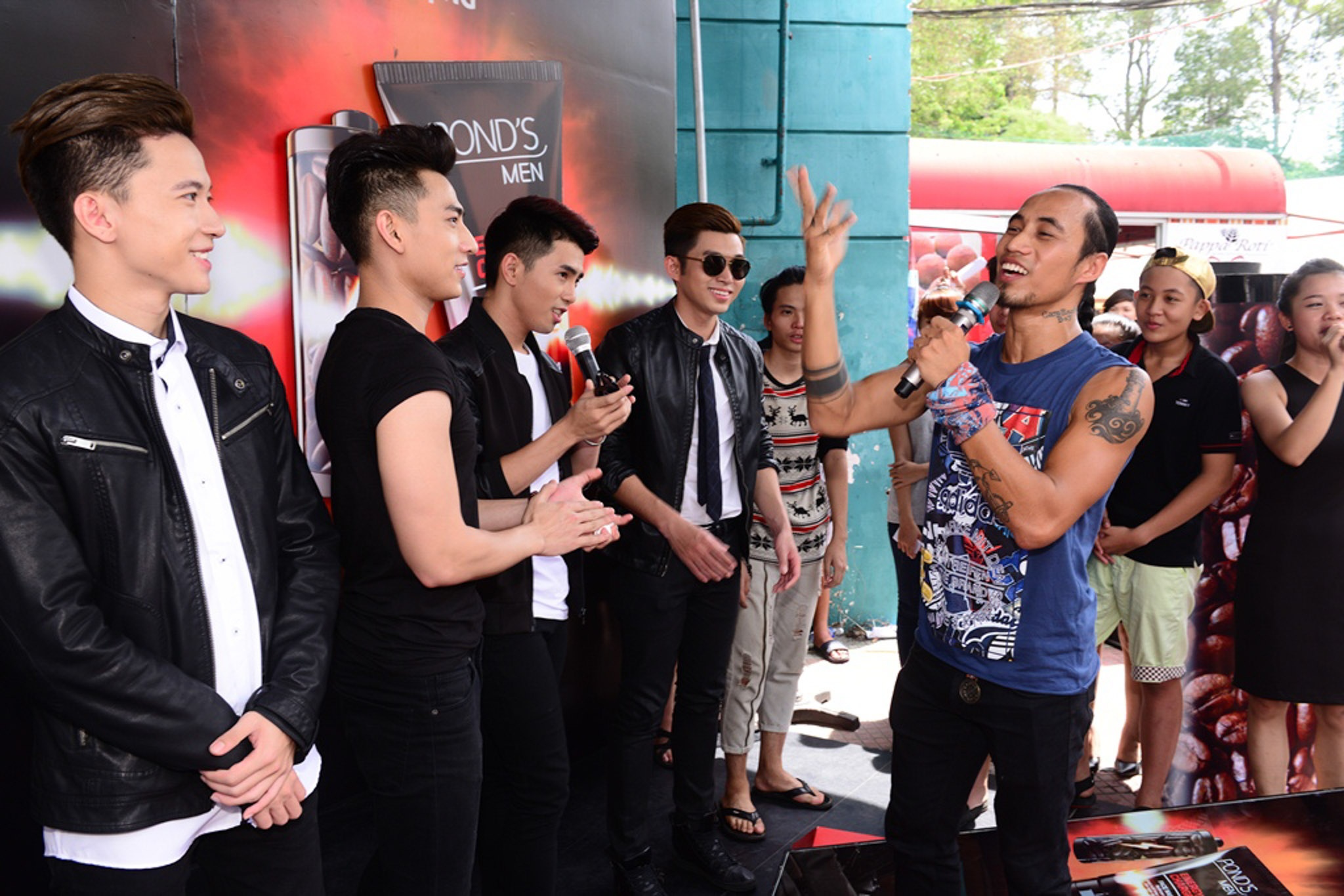 Sáng 24/5, nhóm 365 đã nhận lời thách đấu với ca sĩ Phạm Anh Khoa tại Đấu Trường năng lượng tổ chức ở Nhà Thi Đấu Nguyễn Du, TP HCM.