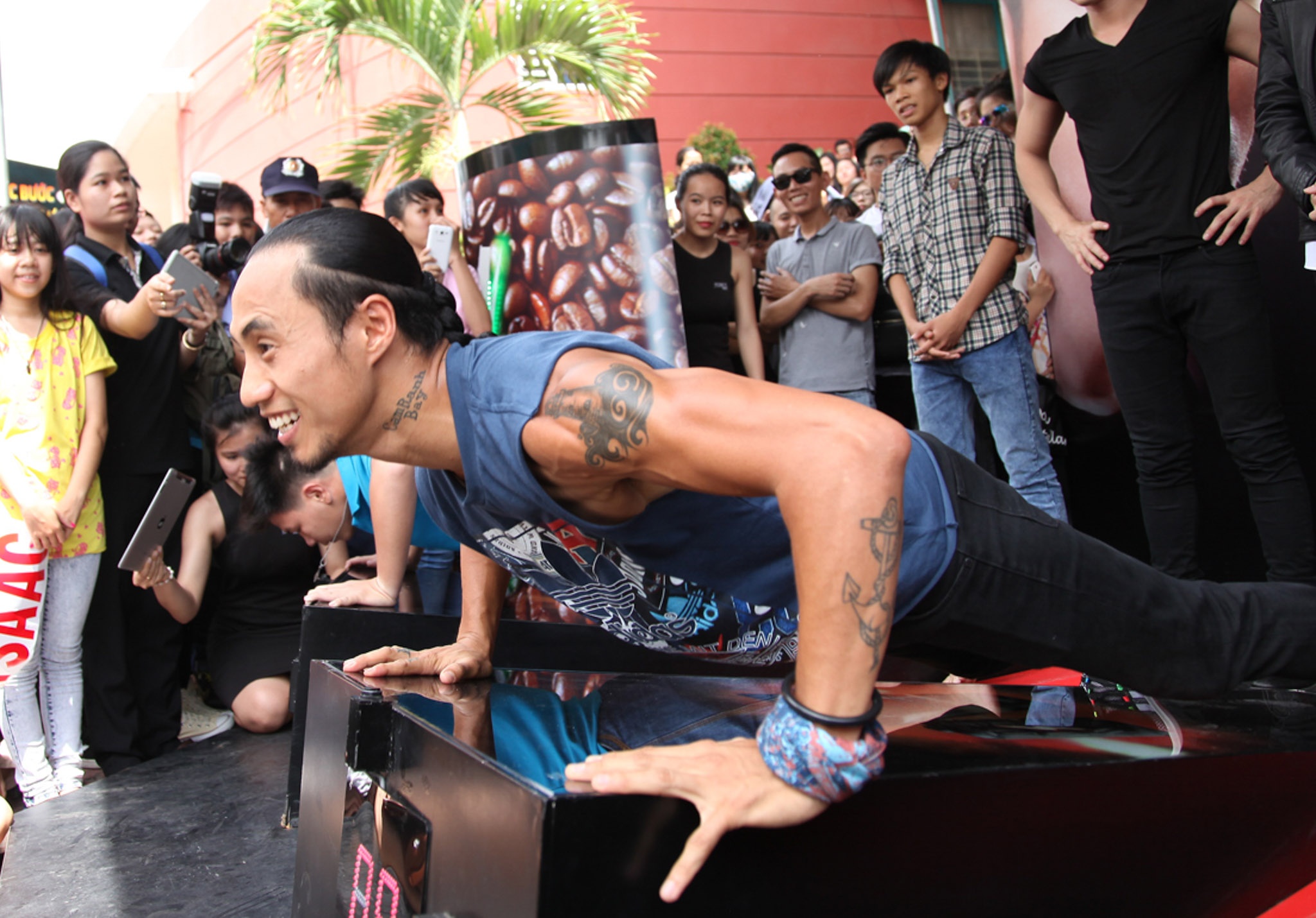 Phạm Anh Khoa không hề kém cạnh.Thân hình, cơ bắp săn chắc nhờ tập luyện thể thao đều đặn giúp anh tràn đầy năng lượng.