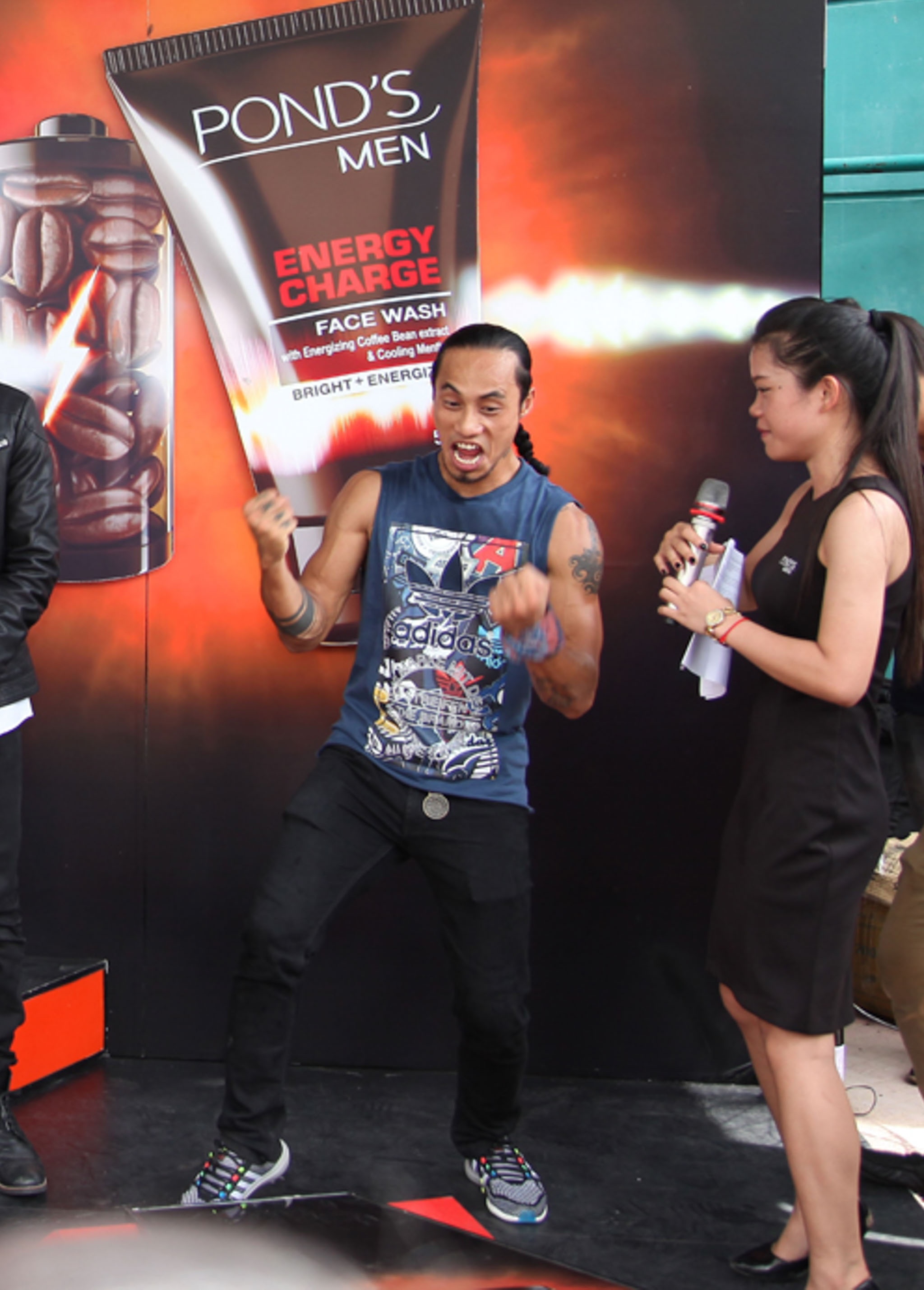 Phần chiến thắng nghiêng về chàng rocker cá tính.