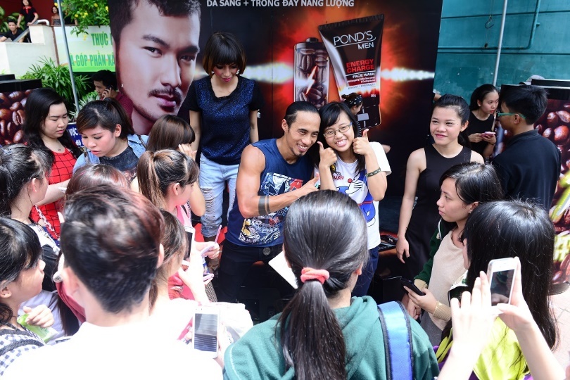 Fan nữ vây quanh chụp ảnh cùng đại sứ năng lượng Phạm Anh Khoa.