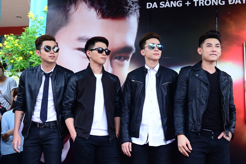 365 khoe vẻ điển trai trong trang phục đen trắng lịch lãm.