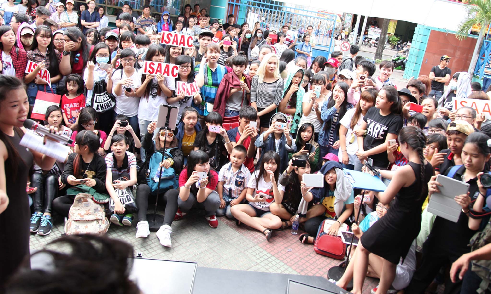 Rất đông fan hâm mộ cổ vũ cho phần thi của 2 bên.