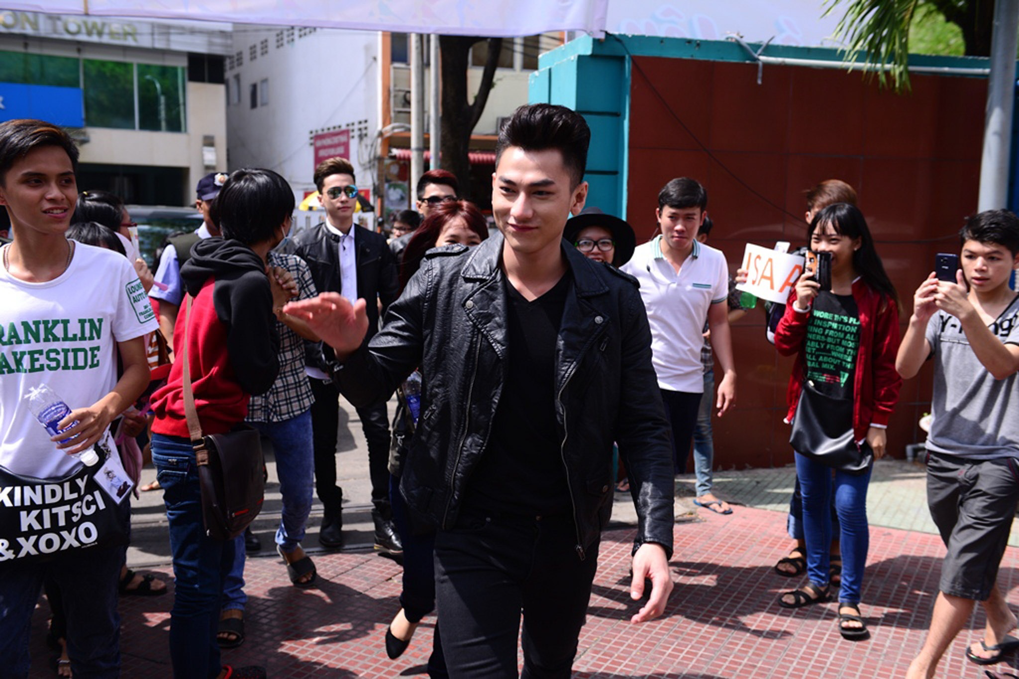 Issac đến từ rất sớm để giao lưu với khán giả.