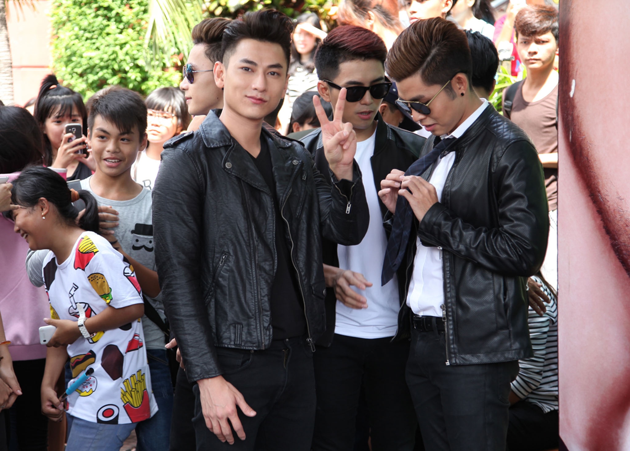 Khi được hỏi về lượng fan nữ hùng hậu nhất nhì Vpop, trưởng nhóm 365 Issac tiết lộ: “Ngoài khả năng ca hát, vẻ ngoài sáng sủa và đầy năng lượng chính là bí quyết giúp Issac nam tính và thu hút trong mắt phái đẹp. Ít có phụ nữ nào muốn đi cạnh một người đàn ông trông uể oải và mệt mỏi”.