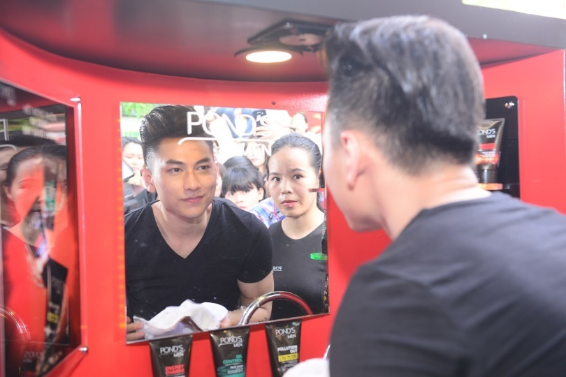 Issac “nạp năng lượng” cho vẻ ngoài nam tính với sữa rửa mặt Pond’s Men chiết xuất từ hạt cà phê trước khi bắt đầu thử thách