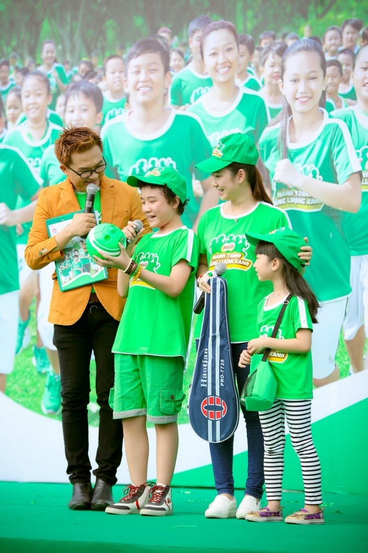 Tham gia đi bộ từ thiện, MC Thanh Thảo và cùng gia đình quyên góp 100 cặp vợt cầu lông để gây quỹ khuyến khích thể thao học đường.