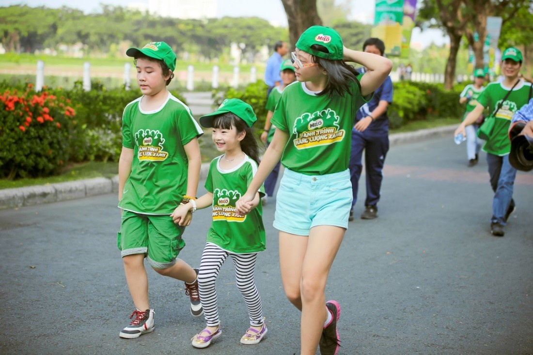 Bé Dâu (ở giữa) nắm tay Hoàng Anh (Giọng hát Việt nhí 2014) chinh phục chặng đường đi bộ đồng hành gần 3 km.