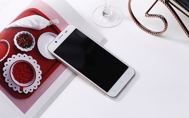 Smartphone ROVI 8 nhan trong tam gia 3 trieu dong hinh anh